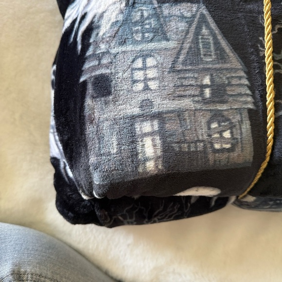 Rachel Roy ghosts,crows, haunted house
Skulls Throw - Picture 6 of 9